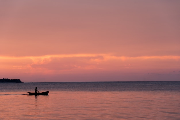 Schöner Sonnenuntergang auf dem Strand- und Schattenbildboot, Samui-Insel Thailand