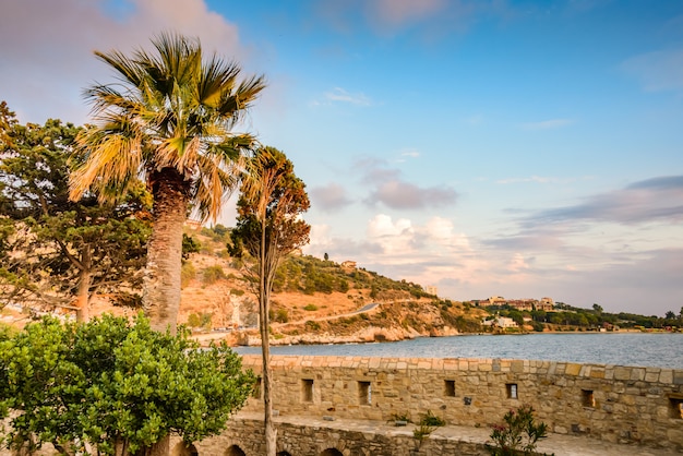 Foto schöner sonnenuntergang auf den steinmauern der vogelinsel in kusadasi, türkei.