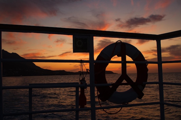 Schöner sonnenuntergang auf der insel ischia blick vom schiff