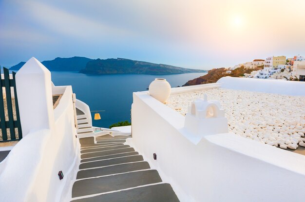 Schöner Sonnenuntergang auf der Insel Santorini, Griechenland. Sommerlandschaft, Meerblick.