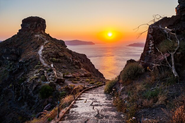 Schöner Sonnenuntergang auf der Insel Santorini, Griechenland. Wanderweg in den Bergen