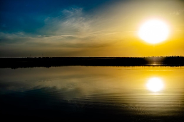 Schöner Sonnenuntergang auf der ukrainischen Naturlandschaft des Flusses