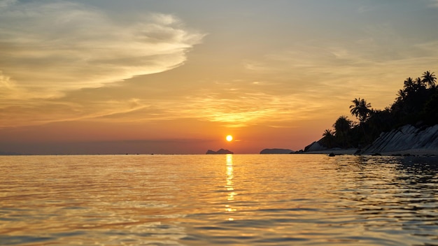 Schöner Sonnenuntergang auf Koh Phangan in Thailand