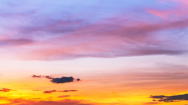 Schöner Sonnenuntergang für natürlichen Hintergrund