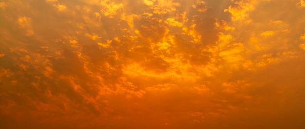 Schöner Sonnenuntergang Himmel goldener Sonnuntergang Himmel mit schönem Wolkenmuster Panorama-Szene des Himmels