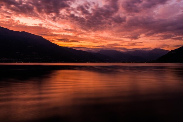 Foto schöner sonnenuntergang im como