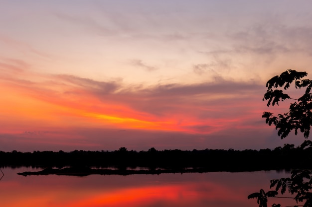 Schöner Sonnenuntergang im Dämmerungston für Hintergrund