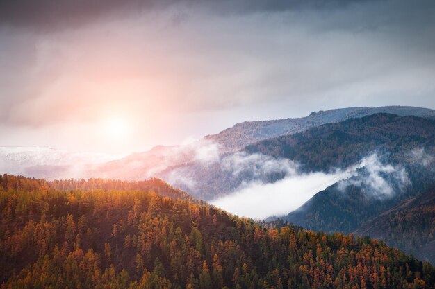 Schöner Sonnenuntergang im Herbst Altai-Gebirge. Republik Altai, Sibirien, Russland