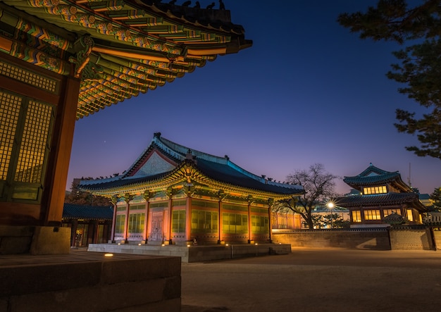 Schöner Sonnenuntergang im koreanischen Palast. Nachtbelichtungsbild
