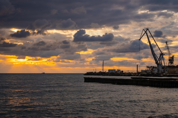 Schöner Sonnenuntergang im Schwarzen Meer, Poti, Georgia. Landschaft