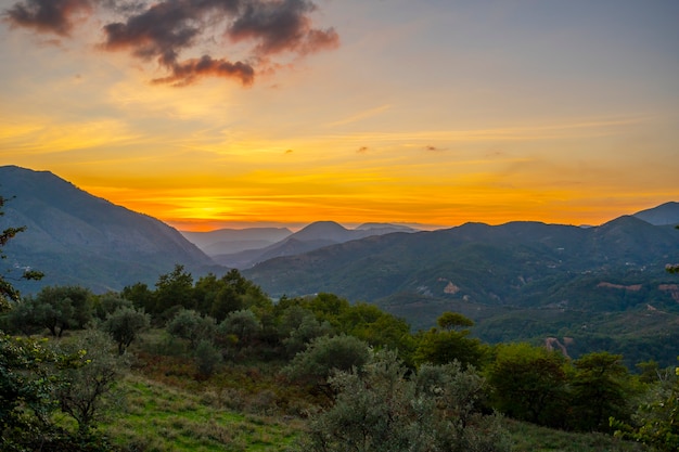 Schöner Sonnenuntergang in den Bergen.