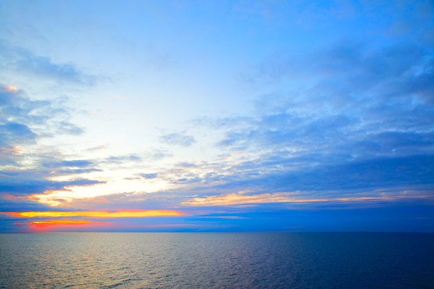 Schöner Sonnenuntergang in den Farben der schwedischen Flagge - Seelandschaft mit Meereshorizont, kann als Hintergrund verwendet werden.