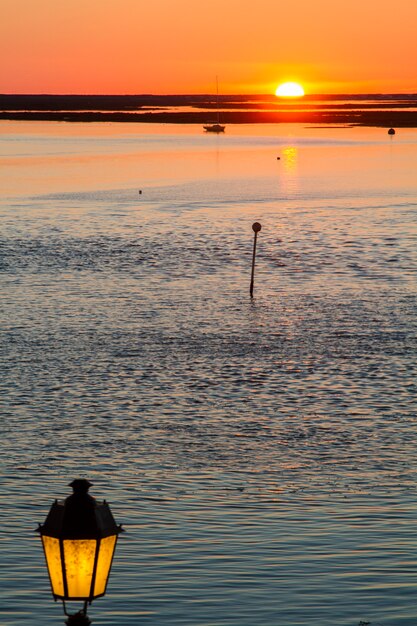 Schöner Sonnenuntergang in den Ria Formosa-Marschländern.