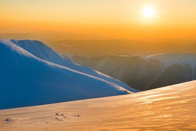 Schöner Sonnenuntergang in den Winterbergen bedeckt mit Schnee. Naturlandschaft