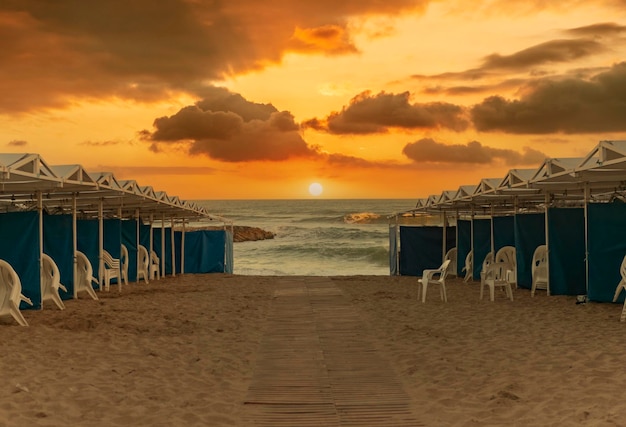 Schöner Sonnenuntergang in der goldenen Stunde am Strand von Argentinien