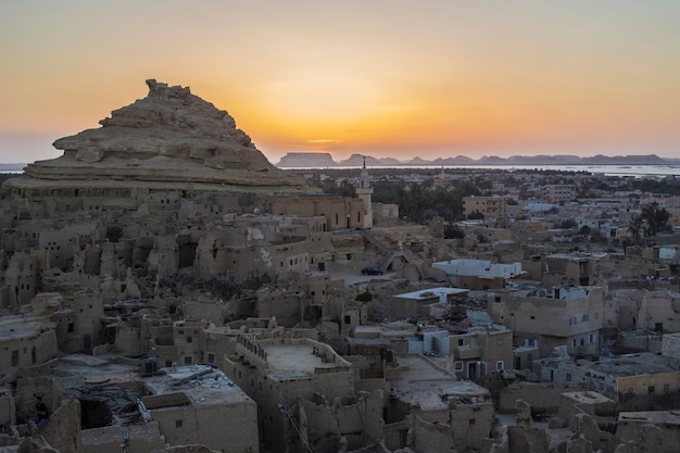 Schöner Sonnenuntergang in der Oase Siwa. Shali Festungsruinen, Altstadt der Oase Siwa, Ägypten