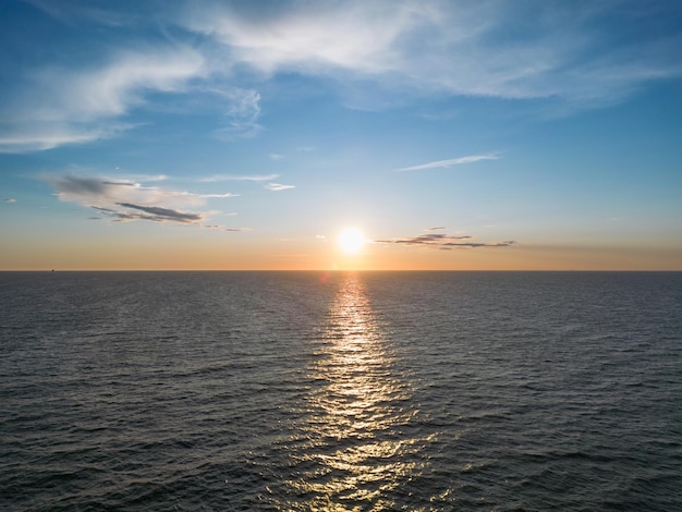 Schöner Sonnenuntergang in der Ostsee im Sommer aus einer Drohne