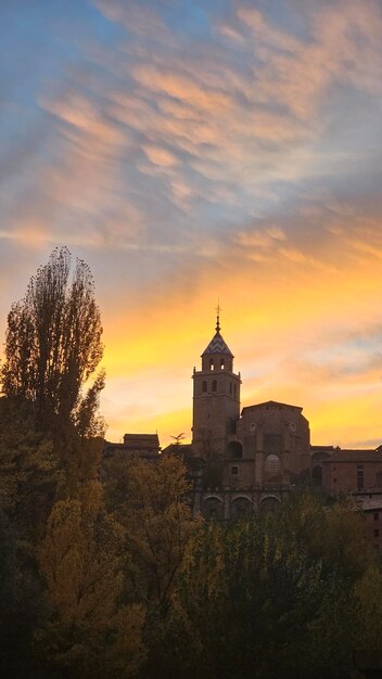 Foto schöner sonnenuntergang in der stadt albarracin