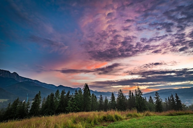 Schöner Sonnenuntergang in der Tatra mit Blick auf die Berge von Zakopane