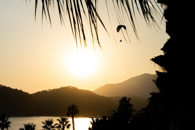 Schöner Sonnenuntergang in Ölüdeniz beim Gleitschirmfliegen in der Türkei