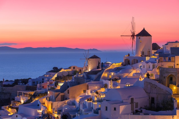 Schöner Sonnenuntergang in Santorini Griechenland