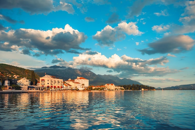 Schöner Sonnenuntergang in Tivat Montenegro Bucht von Kotor Adria