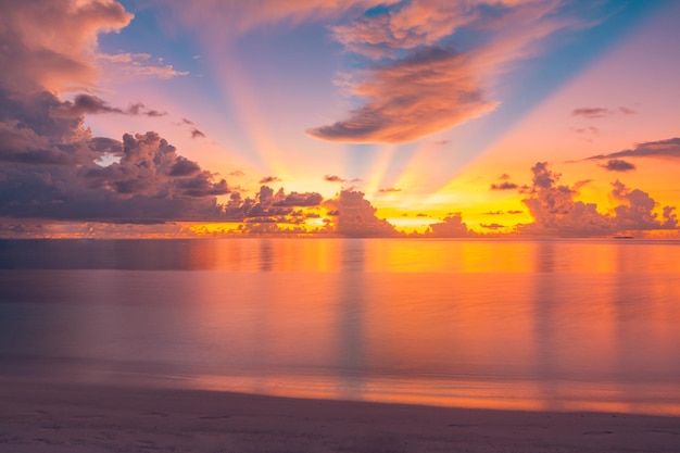 Schöner Sonnenuntergang Meer Ozean. Lebhafte und weiche Farben, magisches Licht. Fantastischer Wolkenhimmel, Reflexion