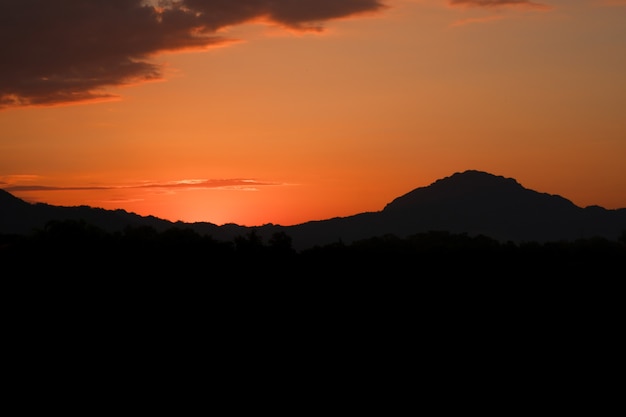 Schöner Sonnenuntergang mit Bergen mit orangefarbenem Horizont in Mae Sot, Thailand.