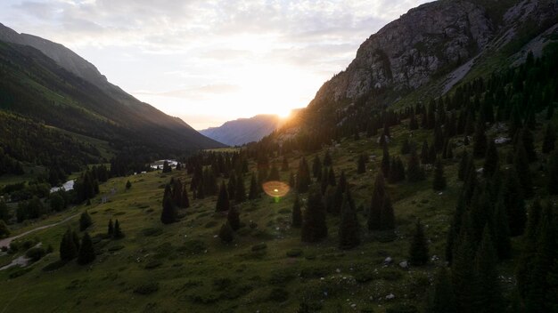 Foto schöner sonnenuntergang mit blick auf die grüne schlucht