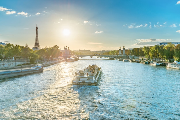 Schöner Sonnenuntergang mit Eiffelturm und Seine in Paris, Frankreich