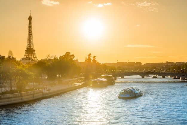 Schöner Sonnenuntergang mit Eiffelturm und Seine in Paris, Frankreich