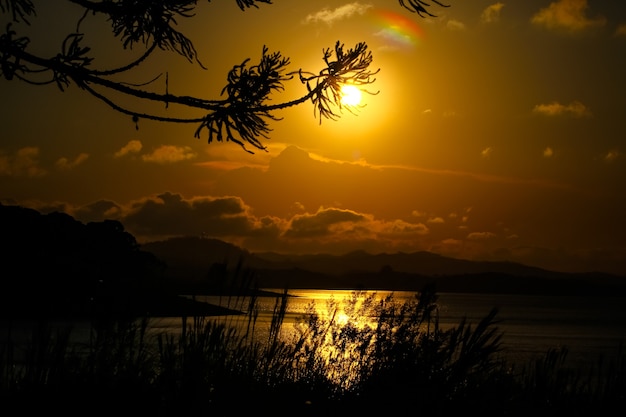 schöner Sonnenuntergang mit endlosem Landschaftshintergrund