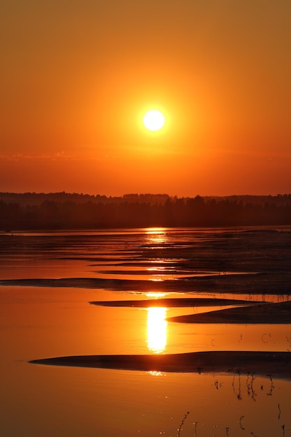 Schöner Sonnenuntergang mit gewelltem Flusssandstrand