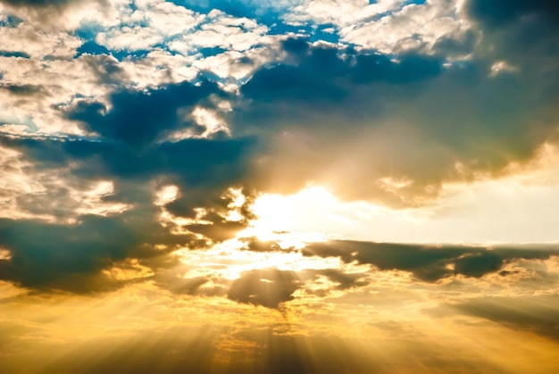 Schöner Sonnenuntergang mit Himmel und Wolken