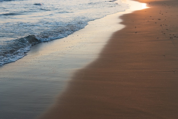 Schöner Sonnenuntergang oder Sonnenaufgang am Strand