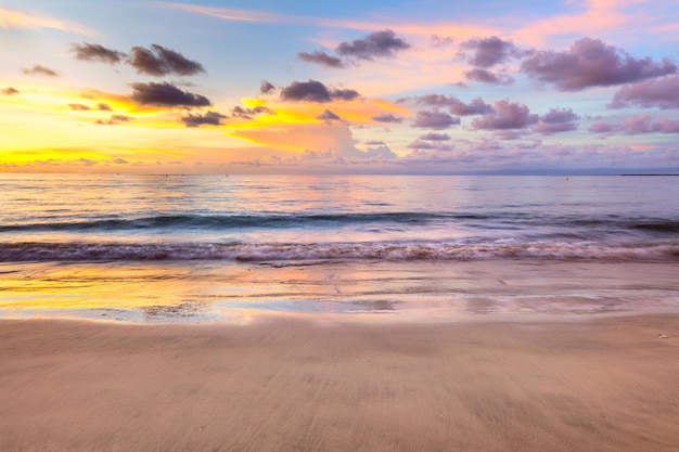 Schöner Sonnenuntergang, Sonnenaufgang, Himmel, Wolken und Ozeanreflexionen, Farben des Glücks und der Ruhe