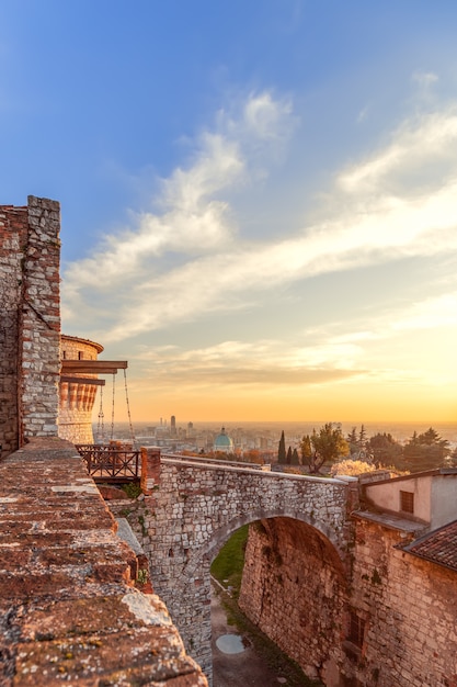 Schöner Sonnenuntergang über Brescia Stadtblick vom alten Schloss. Lombardei, Italien (vertikales Foto)