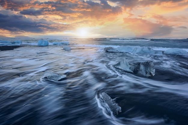 schöner sonnenuntergang über dem berühmten diamantenstrand in island