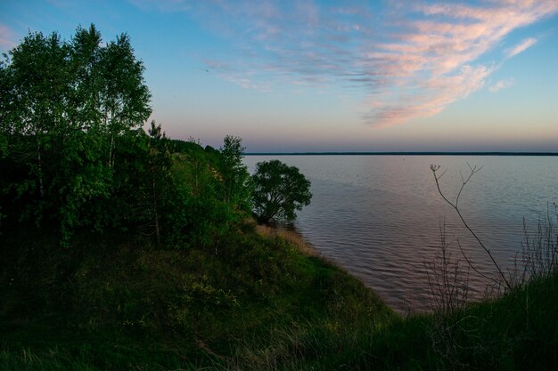 Schöner Sonnenuntergang über dem Fluss im Sommer