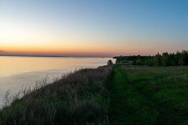 Schöner Sonnenuntergang über dem Fluss im Sommer