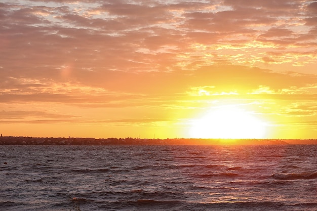 Schöner Sonnenuntergang über dem Fluss