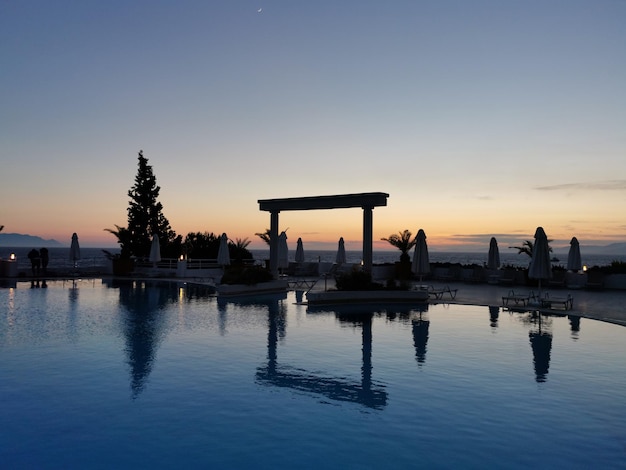 Schöner Sonnenuntergang über dem leeren Pool und dem Meer. Die Ägäis. Türkei, Kusadasi.