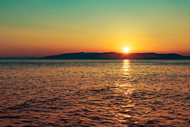 Schöner Sonnenuntergang über dem Meer an der Mittelmeerküste.