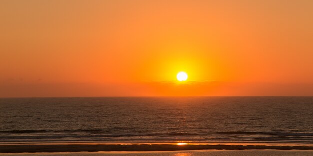 Schöner Sonnenuntergang über dem Meer