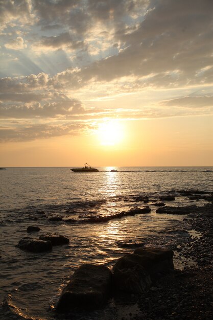 Schöner Sonnenuntergang über dem Meer