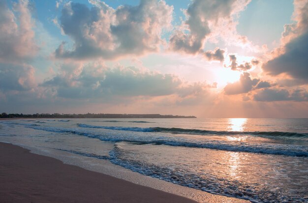 Schöner Sonnenuntergang über dem Meer