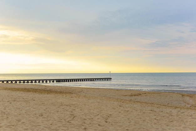 Schöner Sonnenuntergang über dem Meer