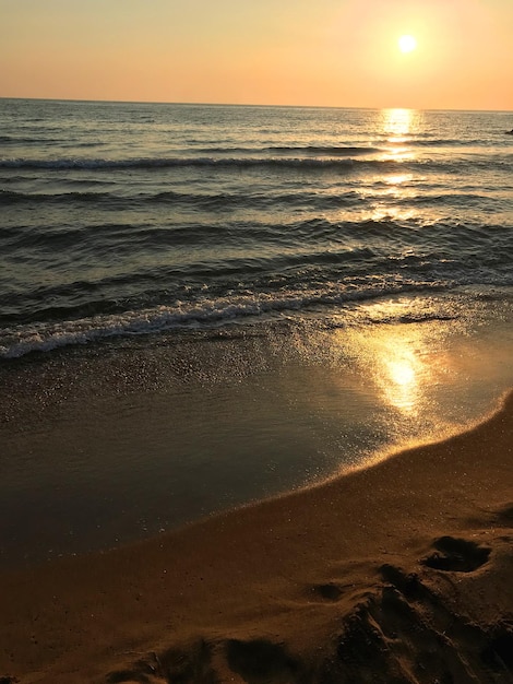 Schöner Sonnenuntergang über dem Meer