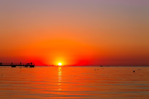 Schöner Sonnenuntergang über dem Meer