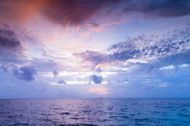 Schöner Sonnenuntergang über dem Meer